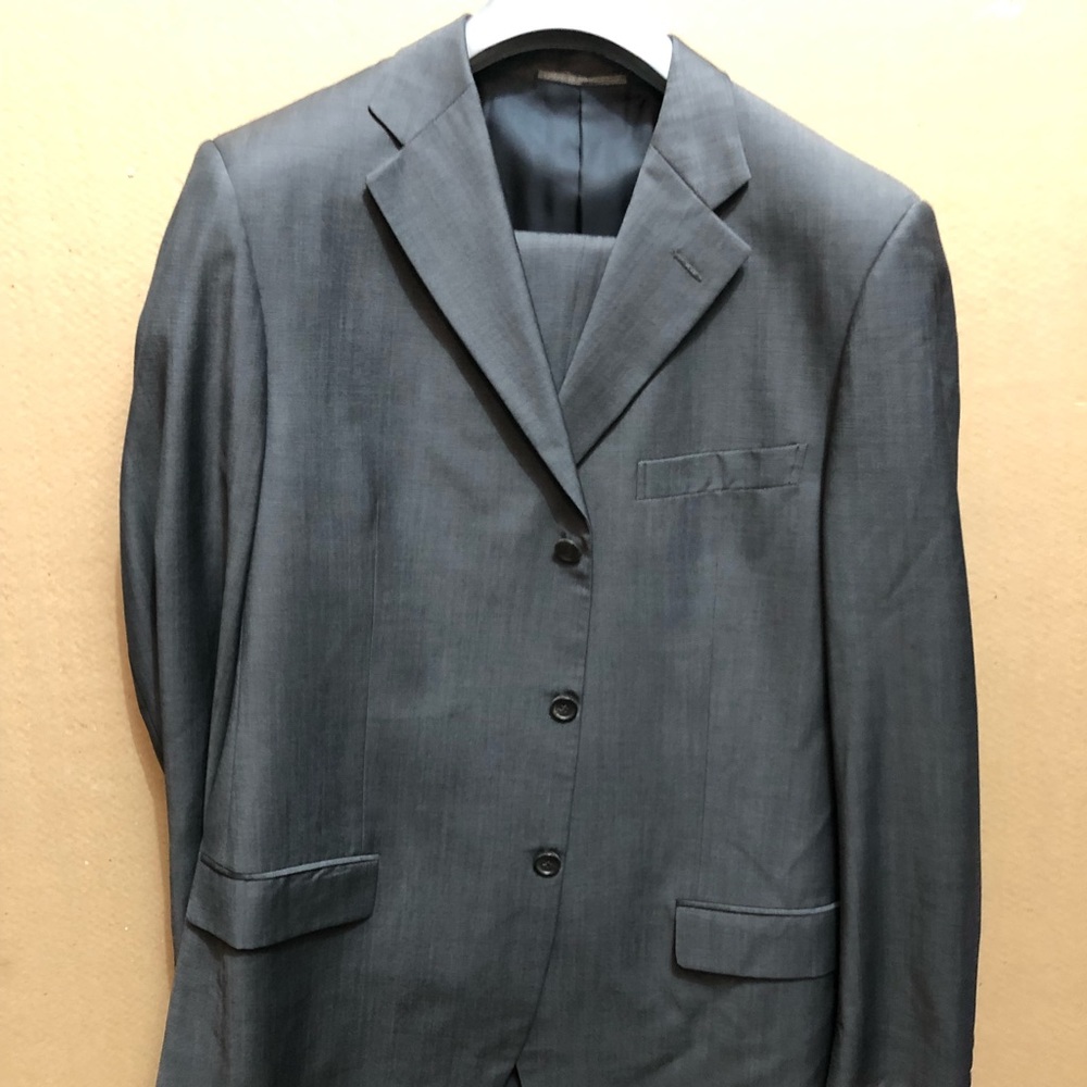 Men’s grey Gucci Suit